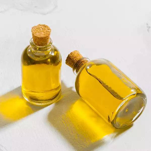 Φυτικά έλαια βάσης (carrier oils) συσκευασμένα για λιανική, ιδανικά για DIY καλλυντικά, μασάζ και μίξεις με αιθέρια έλαια. Διάλεξε ανάλογα με την αίσθηση και τη χρήση: έλαια πιο πλούσια όπως το καστορέλαιο ή πιο “στεγνά” και ελαφριά για καθημερινή εφαρμογή. Κατάλληλα για πρόσωπο, σώμα και μαλλιά, για να φτιάξεις εύκολα τη δική σου ρουτίνα περιποίησης στο σπίτι.